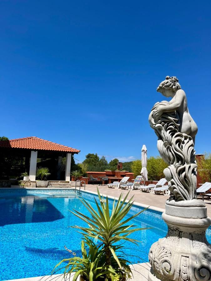 Apartment With Swimming Pool Jelsa  Esterno foto