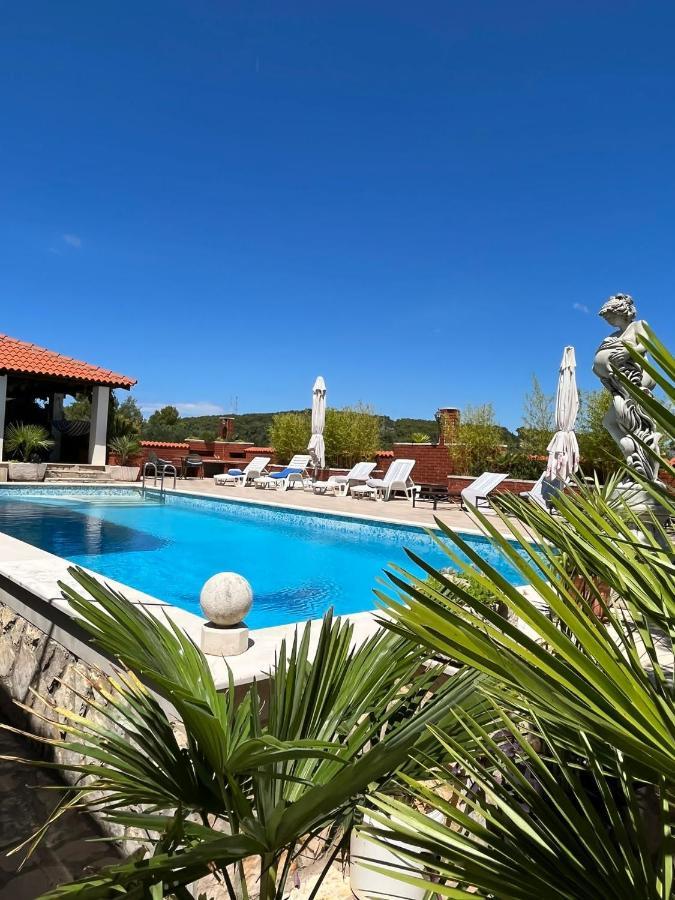 Apartment With Swimming Pool Jelsa  Esterno foto
