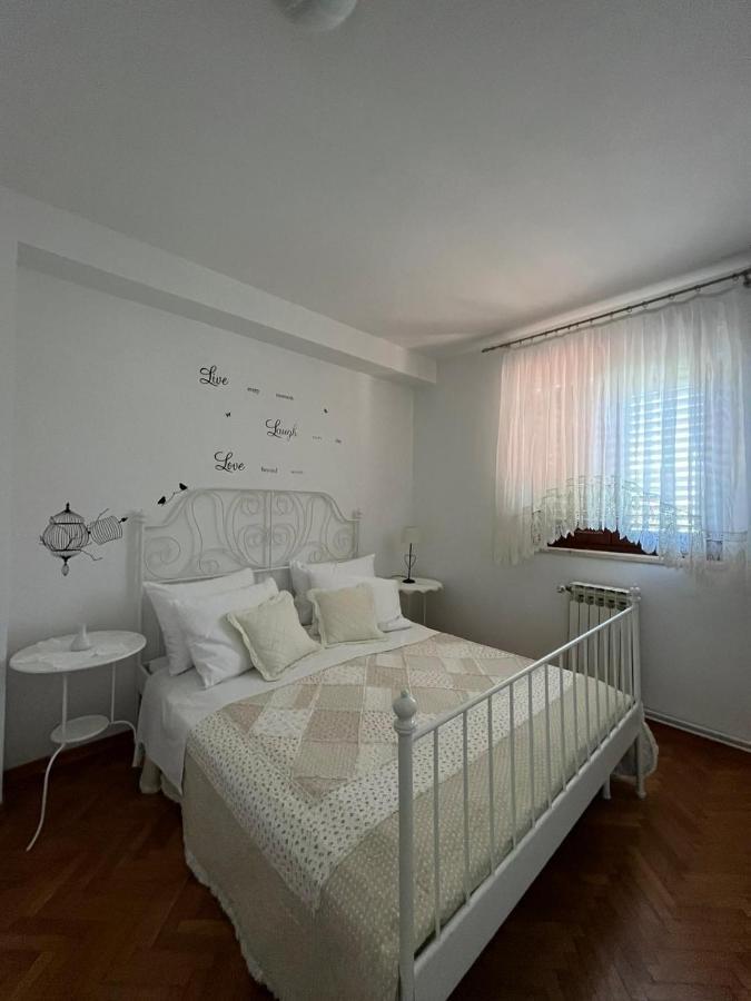 Apartment With Swimming Pool Jelsa  Esterno foto